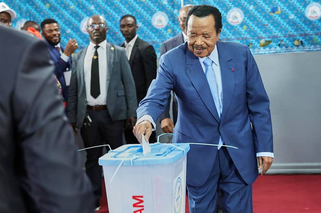 À 92 ans, Paul Biya est réélu pour un huitième mandat au Cameroun. Une validation sans surprise par la Cour constitutionnelle, qui illustre les dérives démocratiques d’un système verrouillé, entre opposition marginalisée et institutions sous influence.