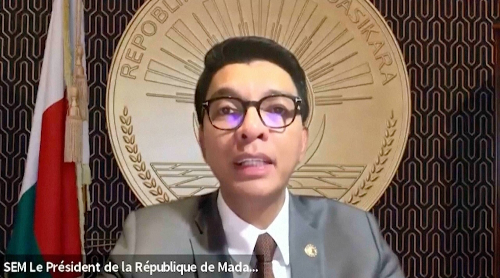 Rajoelina rejette sa destitution, dénonce la HCC et accuse l'armée de coercition. Un bras de fer légal et militaire menace Antananarivo.