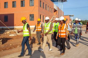 Le ministre Kanka-Malik Natchaba inspecte les travaux du Campus Nord de l’Université de Kara. Objectif : garantir qualité, délais et faire émerger un pôle d’excellence académique au Togo.