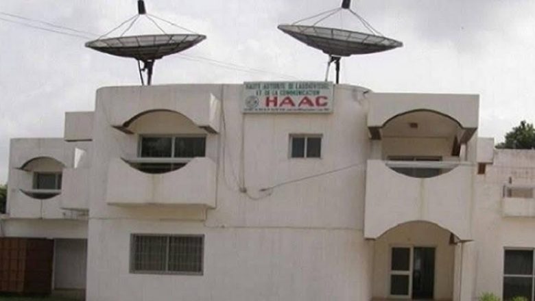 La HAAC alerte sur les dérives numériques au Togo et appelle les journalistes à plus de responsabilité. Un communiqué officiel renforce la coordination judiciaire pour encadrer les discours haineux en ligne..