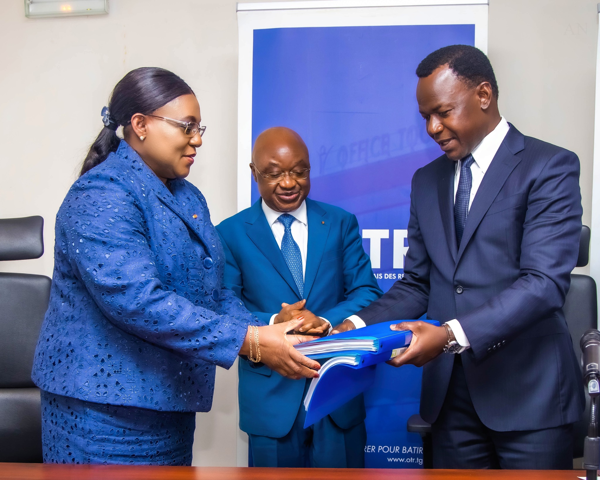 À Lomé, Yawa Djigbodi Tsègan succède à Philippe Tchodiè à la tête de l’OTR. Une nomination stratégique pour renforcer la performance fiscale et accompagner les ambitions économiques du Togo.