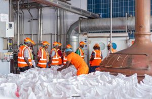 Le 17 octobre 2025, BB Lomé a accueilli l’Association Togolaise des Consommateurs pour une visite guidée de ses ateliers. Une initiative axée sur la transparence, la qualité et le renforcement des liens entre industrie et société civile.