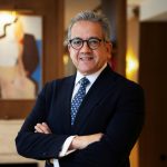 Khaled el-Enany devient Directeur général de l’UNESCO. Premier Égyptien à ce poste, il promet une gouvernance culturelle innovante face aux enjeux climatiques et numériques.