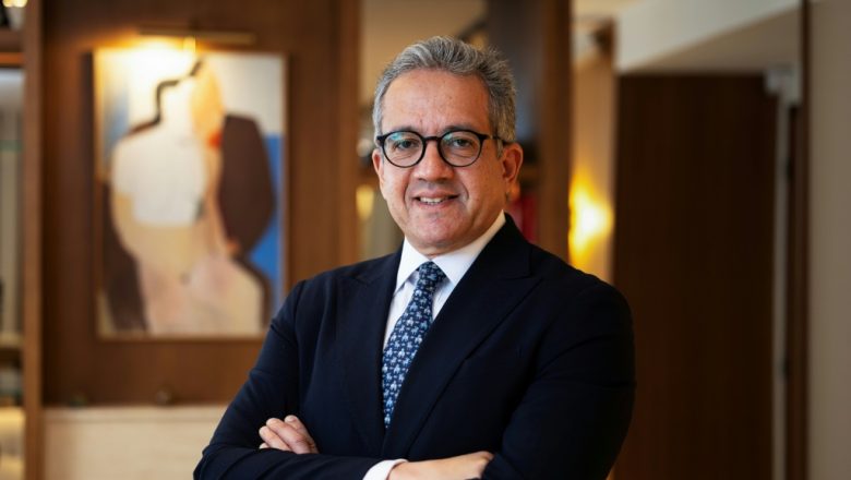 Khaled el-Enany devient Directeur général de l’UNESCO. Premier Égyptien à ce poste, il promet une gouvernance culturelle innovante face aux enjeux climatiques et numériques.