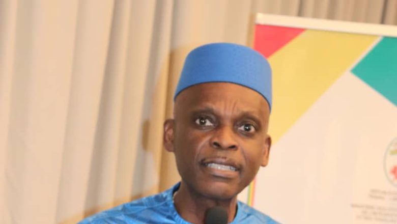 Le ministre togolais Robert Dussey dément une rumeur virale et annonce des poursuites judiciaires. Une affaire qui relance le débat sur les fake news et la régulation des réseaux sociaux au Togo.