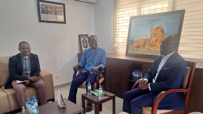 Consultations ministère Enseignement supérieur Togo octobre 2025 : UCAO et ESGIS reçues à Lomé. Le ministre Natchaba renforce le dialogue avec les établissements privés.