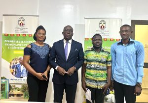 Le ministre Natchaba reçoit sa carte e-ID Togo, marquant un tournant numérique décisif pour tous les citoyens. Cette identité biométrique simplifiera l'accès aux services publics et renforcera l'inclusion nationale.