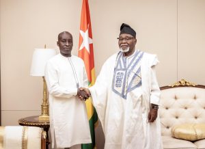 Le nouvel ambassadeur du Sénégal au Togo, Mamadou Moustapha Loum, remet ses lettres de créance. Cette nomination renforce l’axe Dakar–Lomé et relance les ambitions bilatérales en matière d’agriculture, commerce et diplomatie régionale.