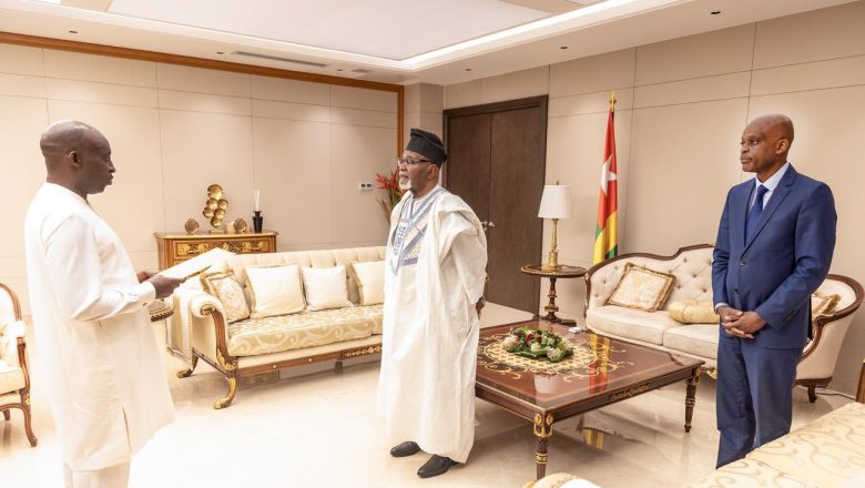 Le nouvel ambassadeur du Sénégal au Togo, Mamadou Moustapha Loum, remet ses lettres de créance. Cette nomination renforce l’axe Dakar–Lomé et relance les ambitions bilatérales en matière d’agriculture, commerce et diplomatie régionale.