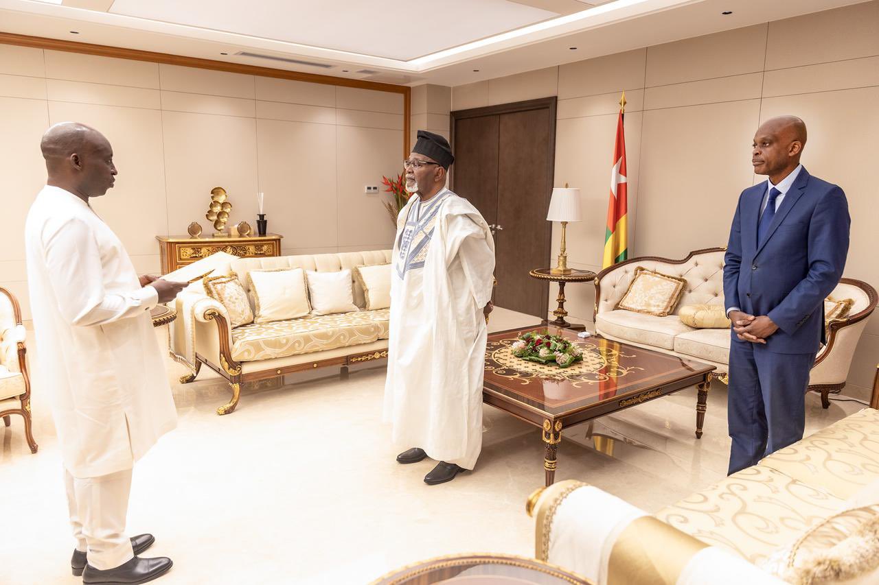 Le nouvel ambassadeur du Sénégal au Togo, Mamadou Moustapha Loum, remet ses lettres de créance. Cette nomination renforce l’axe Dakar–Lomé et relance les ambitions bilatérales en matière d’agriculture, commerce et diplomatie régionale.