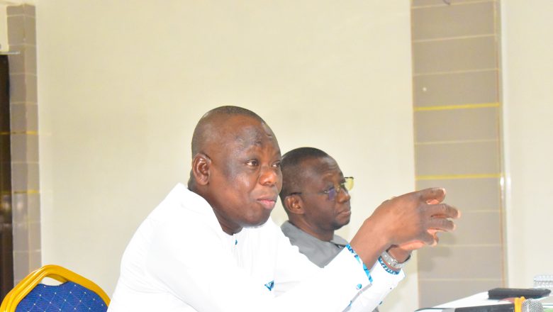 À Lomé, le Togo valide son bilan sanitaire 2024 et fixe les priorités 2025. AMU, infrastructures, soins élargis : vers une couverture santé plus inclusive.