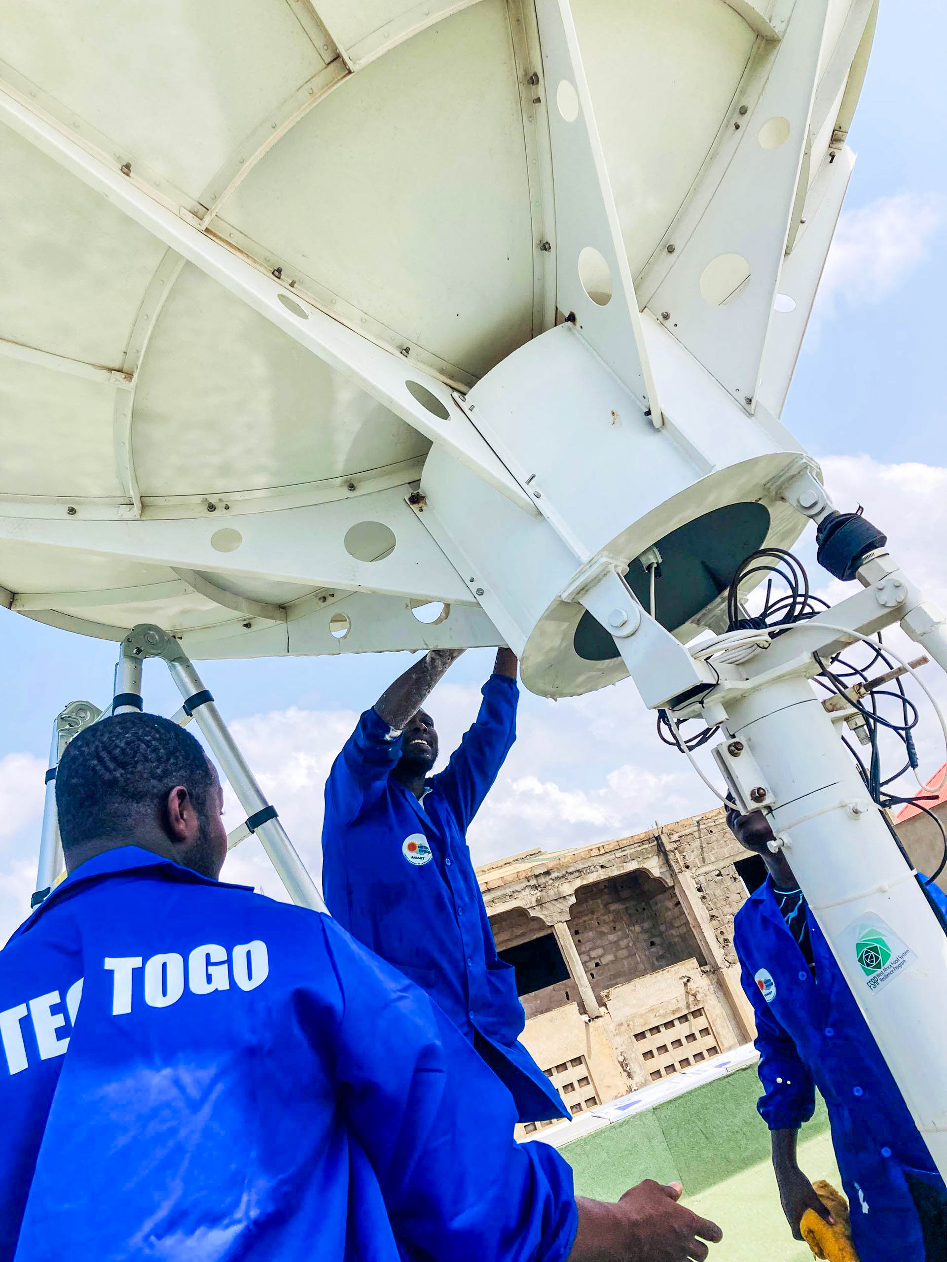 Le Togo modernise sa météo agricole grâce au FSRP et à l’ANAMET : satellites, stations mobiles et alertes vocales pour renforcer la résilience des fermiers face au climat.
