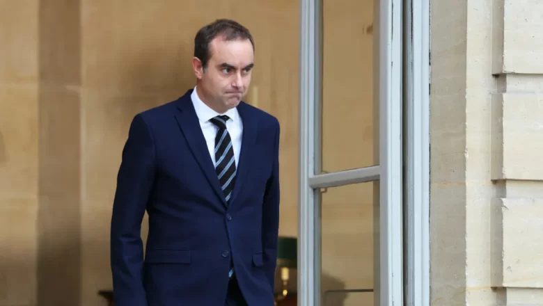 Sébastien Lecornu quitte Matignon après 14h26 de mandat : une séquence politique surréaliste qui révèle les failles du système institutionnel français. Crise de gouvernance, polarisation extrême, et dilemme stratégique pour Emmanuel Macron.