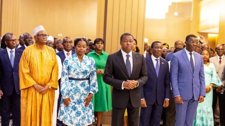 À Lomé, la Ve République togolaise est critiquée pour sa concentration du pouvoir et ses dérives autoritaires. Le régime de Faure Gnassingbé fait face à une contestation citoyenne croissante, sur fond de précarité et de verrouillage politique.