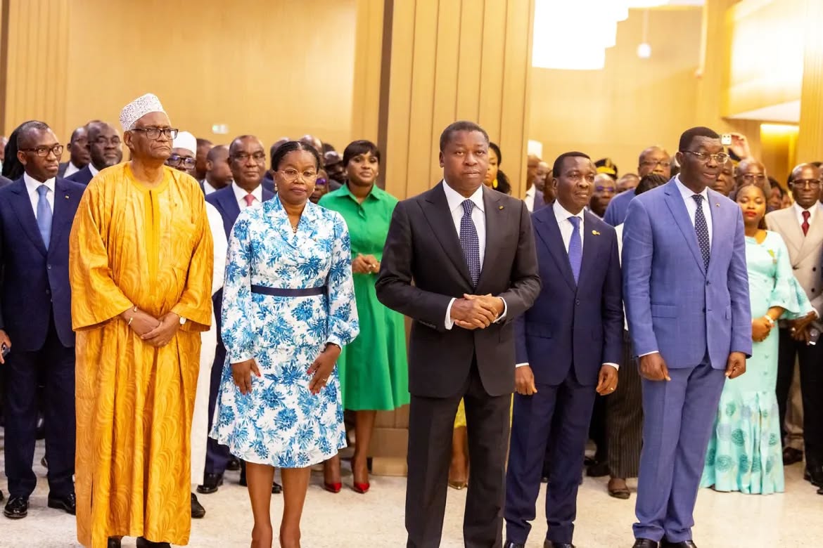 À Lomé, la Ve République togolaise est critiquée pour sa concentration du pouvoir et ses dérives autoritaires. Le régime de Faure Gnassingbé fait face à une contestation citoyenne croissante, sur fond de précarité et de verrouillage politique.