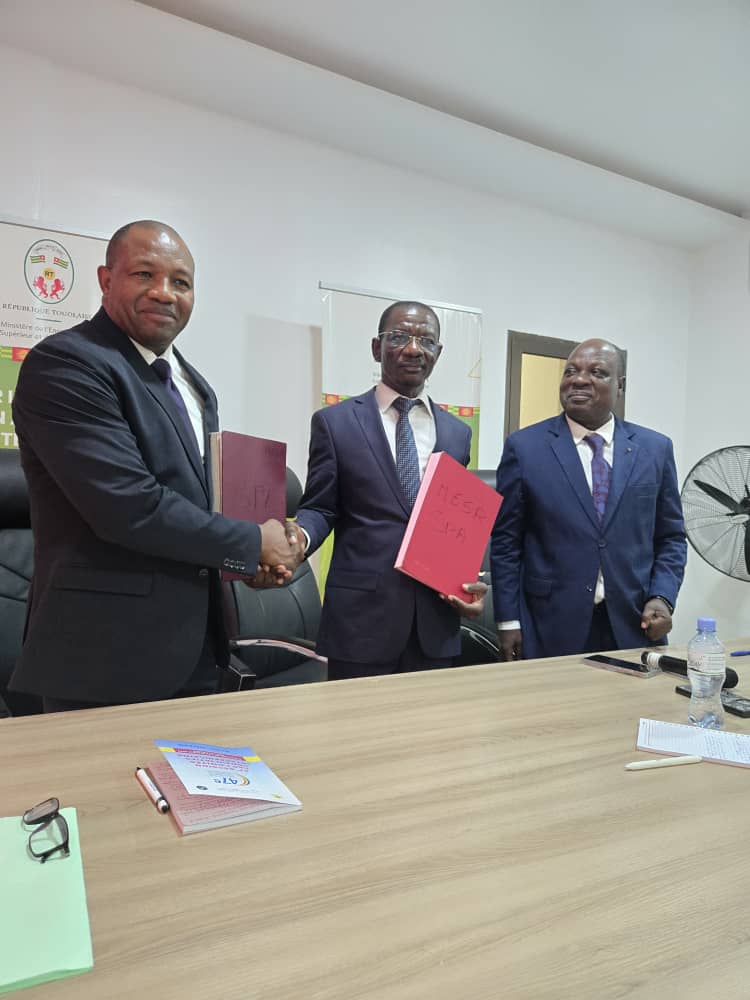 Le gouvernement togolais signe un accord majeur avec le CAMES pour renforcer la coopération universitaire en Afrique. À l’approche des Journées scientifiques 2026, Lomé affirme son ambition d’excellence académique et d’innovation inclusive.