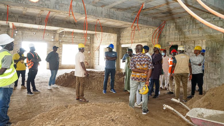 Validé par la FIFA, le Centre Technique National de Gbavé incarne l’ambition du Togo pour un football moderne et performant. Ce complexe de 20 hectares, financé par le programme FIFA Forward, vise à former l’élite sportive nationale et régionale.