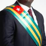 Au Togo, les nouveaux maires élus entreront en fonction à partir du 12 novembre 2025. Les cérémonies de passation de service, organisées dans les 117 communes, marquent une étape clé du processus de décentralisation et du renforcement de la gouvernance locale.