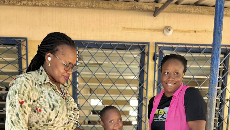 À Lomé, la Commune Golfe 2 et l'ONG Hope Actions offrent des vies aux enfants handicapés du centre ENVOL. Un geste de solidarité fort pour un Noël inclusif.