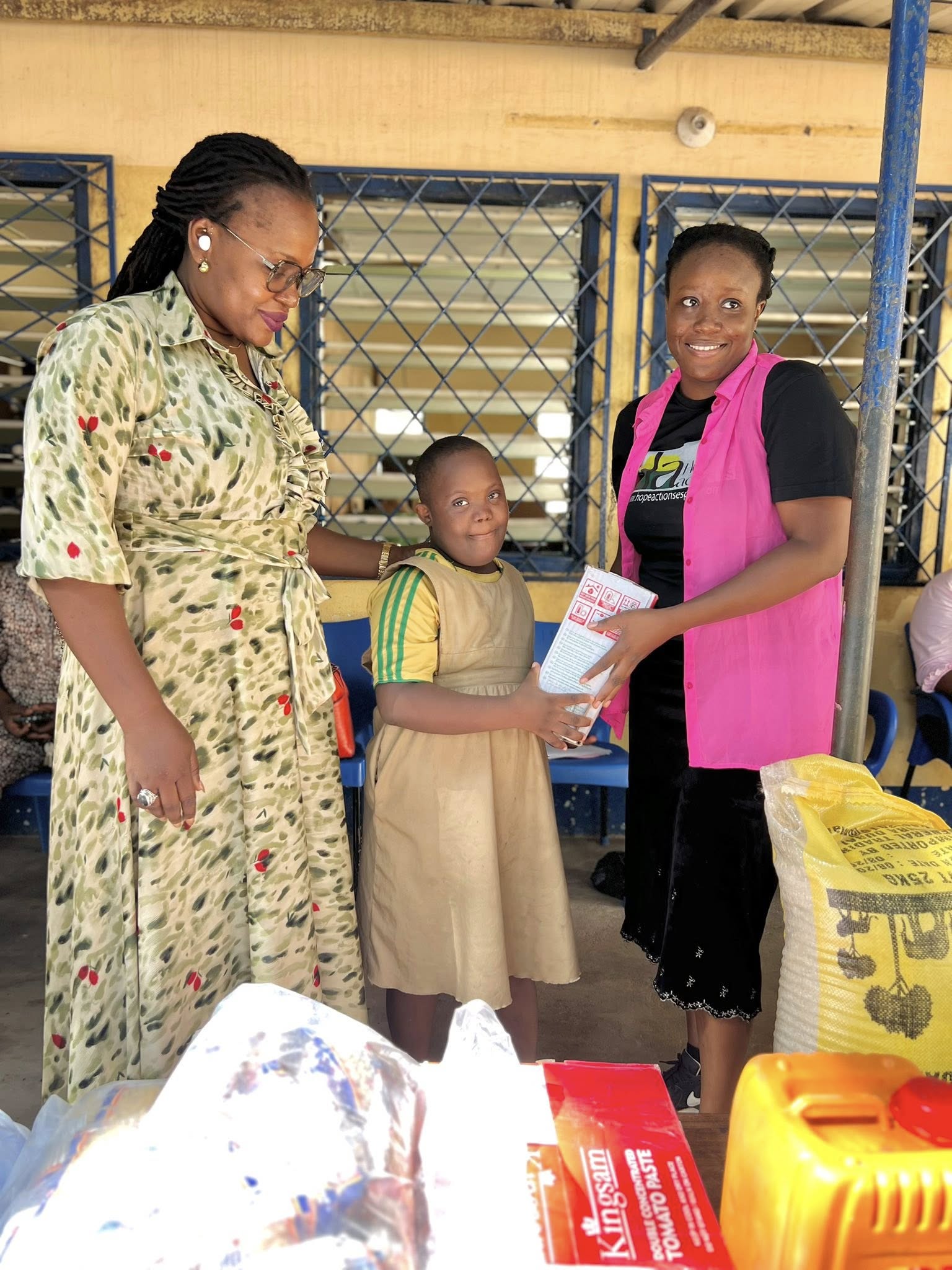À Lomé, la Commune Golfe 2 et l'ONG Hope Actions offrent des vies aux enfants handicapés du centre ENVOL. Un geste de solidarité fort pour un Noël inclusif.