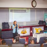 À Kara, un atelier professionnel organisé pour les 10 ans des Kara Music Awards forme artistes et acteurs culturels aux stratégies numériques, à la promotion en ligne et aux nouveaux outils de l’industrie créative.