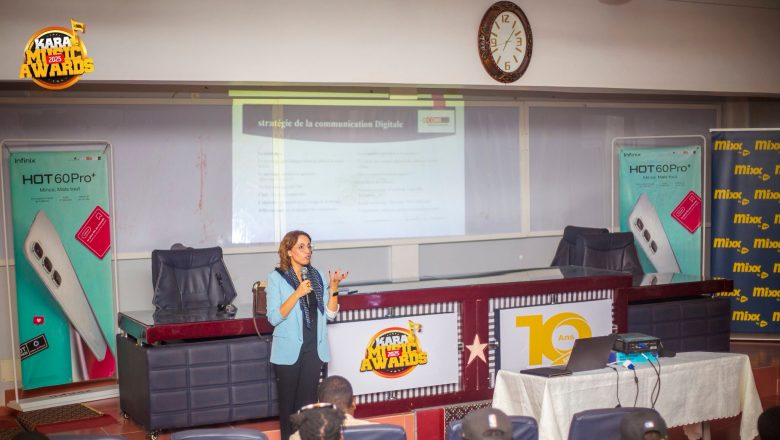 À Kara, un atelier professionnel organisé pour les 10 ans des Kara Music Awards forme artistes et acteurs culturels aux stratégies numériques, à la promotion en ligne et aux nouveaux outils de l’industrie créative.