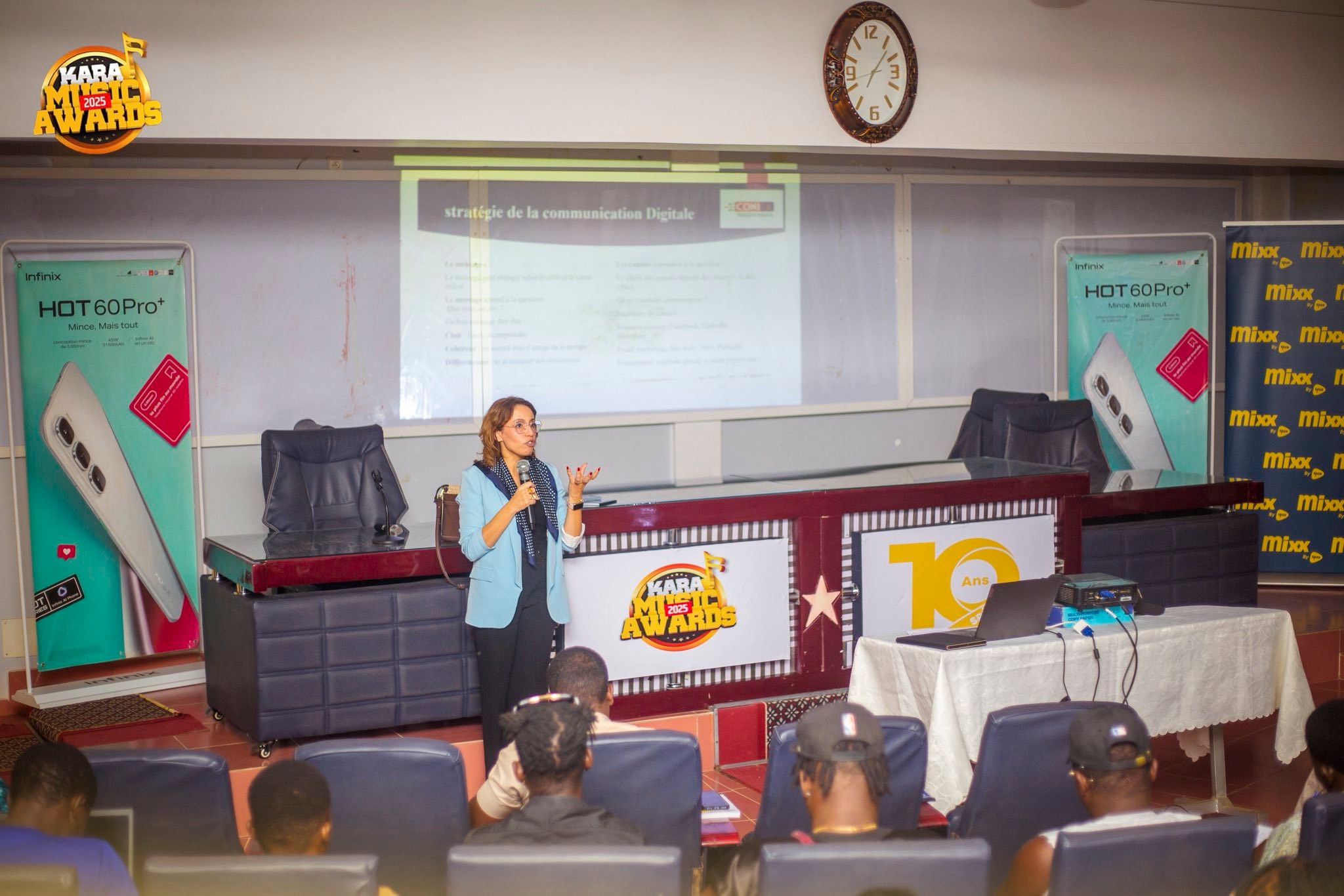 À Kara, un atelier professionnel organisé pour les 10 ans des Kara Music Awards forme artistes et acteurs culturels aux stratégies numériques, à la promotion en ligne et aux nouveaux outils de l’industrie créative.