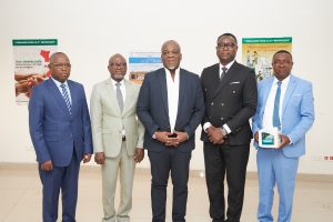 Ce 11 décembre 2025, le ministre de la Justice reçoit officiellement le « Guide du Surveillant de l’Administration Pénitentiaire » 