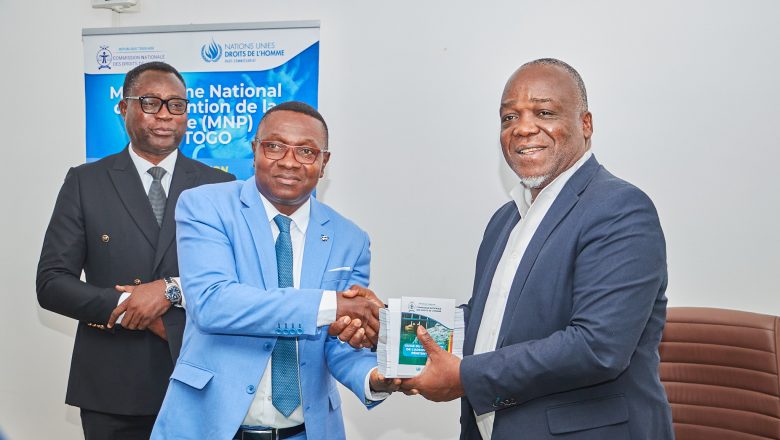 Ce 11 décembre 2025, le ministre de la Justice reçoit officiellement le « Guide du Surveillant de l’Administration Pénitentiaire »