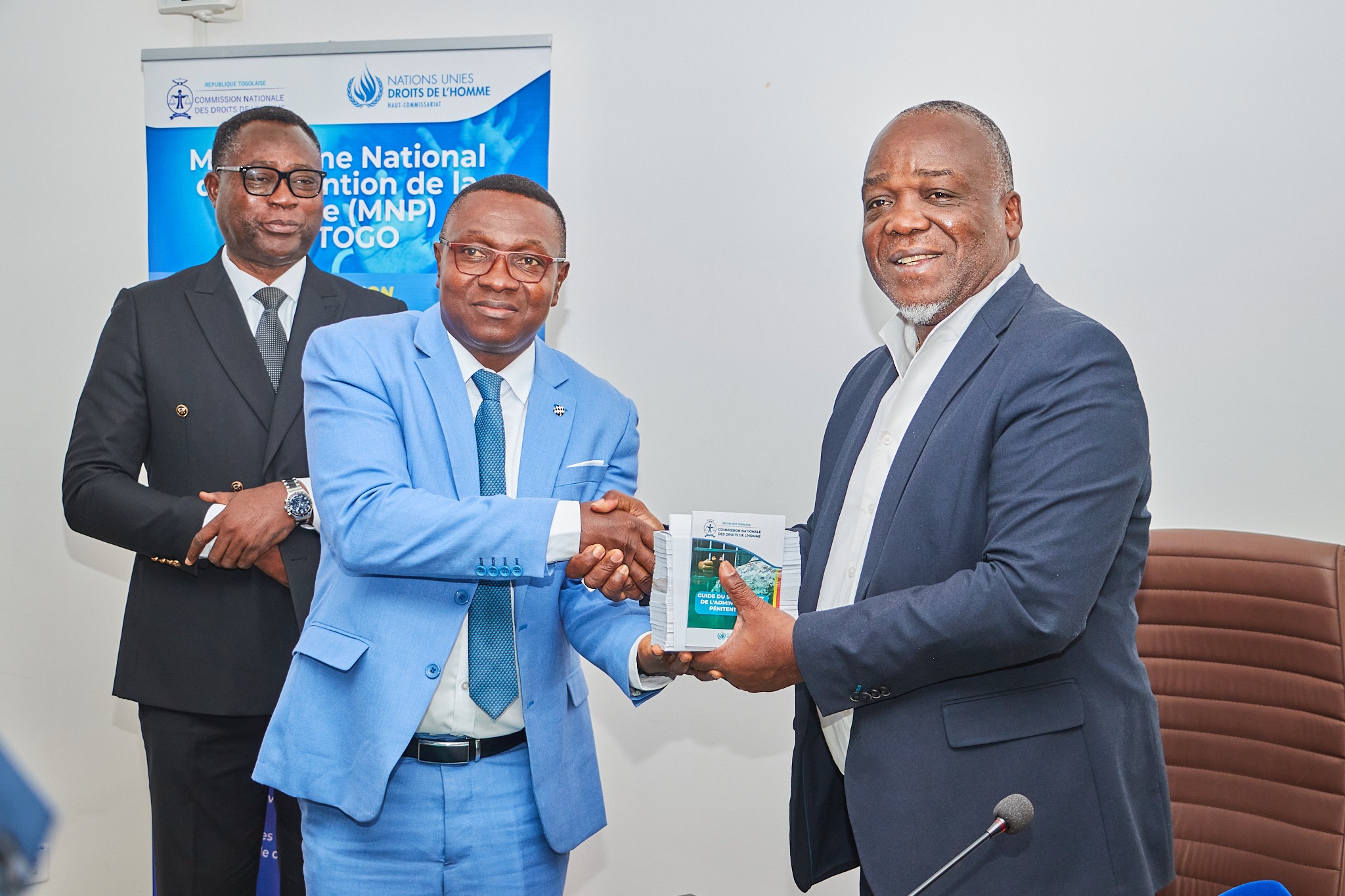 Ce 11 décembre 2025, le ministre de la Justice reçoit officiellement le « Guide du Surveillant de l’Administration Pénitentiaire »