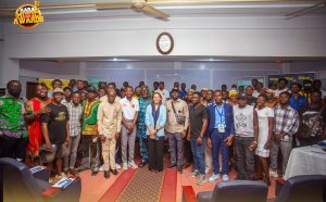 À Kara, un atelier professionnel organisé pour les 10 ans des Kara Music Awards forme artistes et acteurs culturels aux stratégies numériques, à la promotion en ligne et aux nouveaux outils de l’industrie créative.