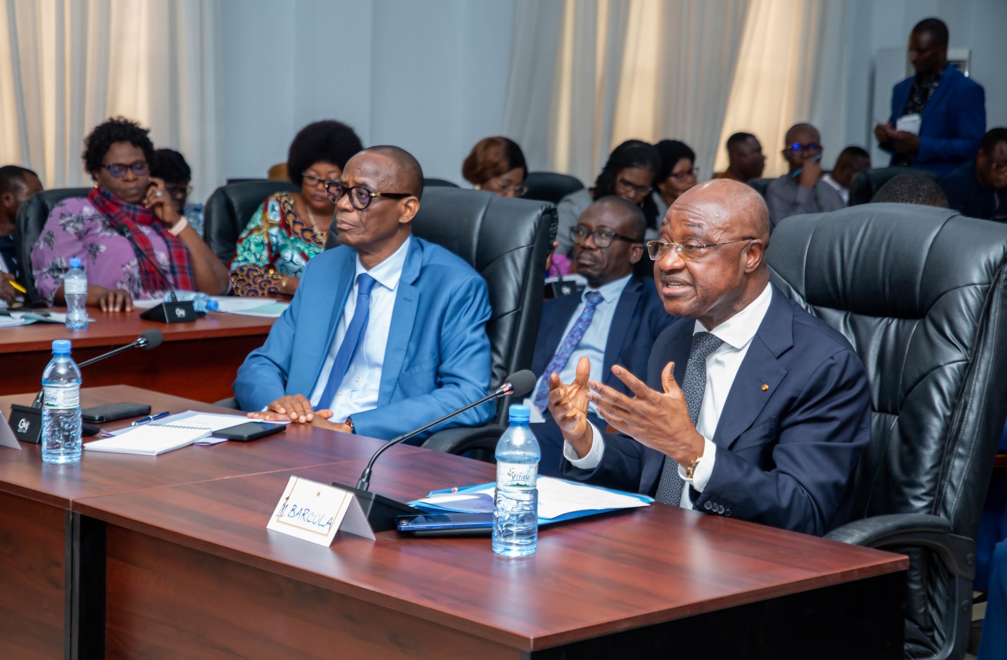 Le Sénat togolais examine le record budgétaire de 2 750 milliards FCFA pour 2026. Focus sur les mesures sociales, l'emploi des jeunes et l'exonération agricole.