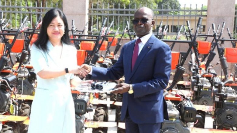 Modernisation agricole au Togo : la Chine offre des motoculteurs et équipements de pointe aux ZAAP de Kara. Un soutien stratégique pour booster les rendements rizicoles et réduire la pénibilité du travail des paysans.