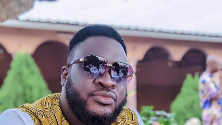 Le Togo pleure l'animateur emblématique Wisdom Dotse. De Radio Métropolys à l'émission culte "Maxi Joyce", retour sur le parcours d'un virtuose du micro qui a lancé les plus grandes carrières musicales du pays.