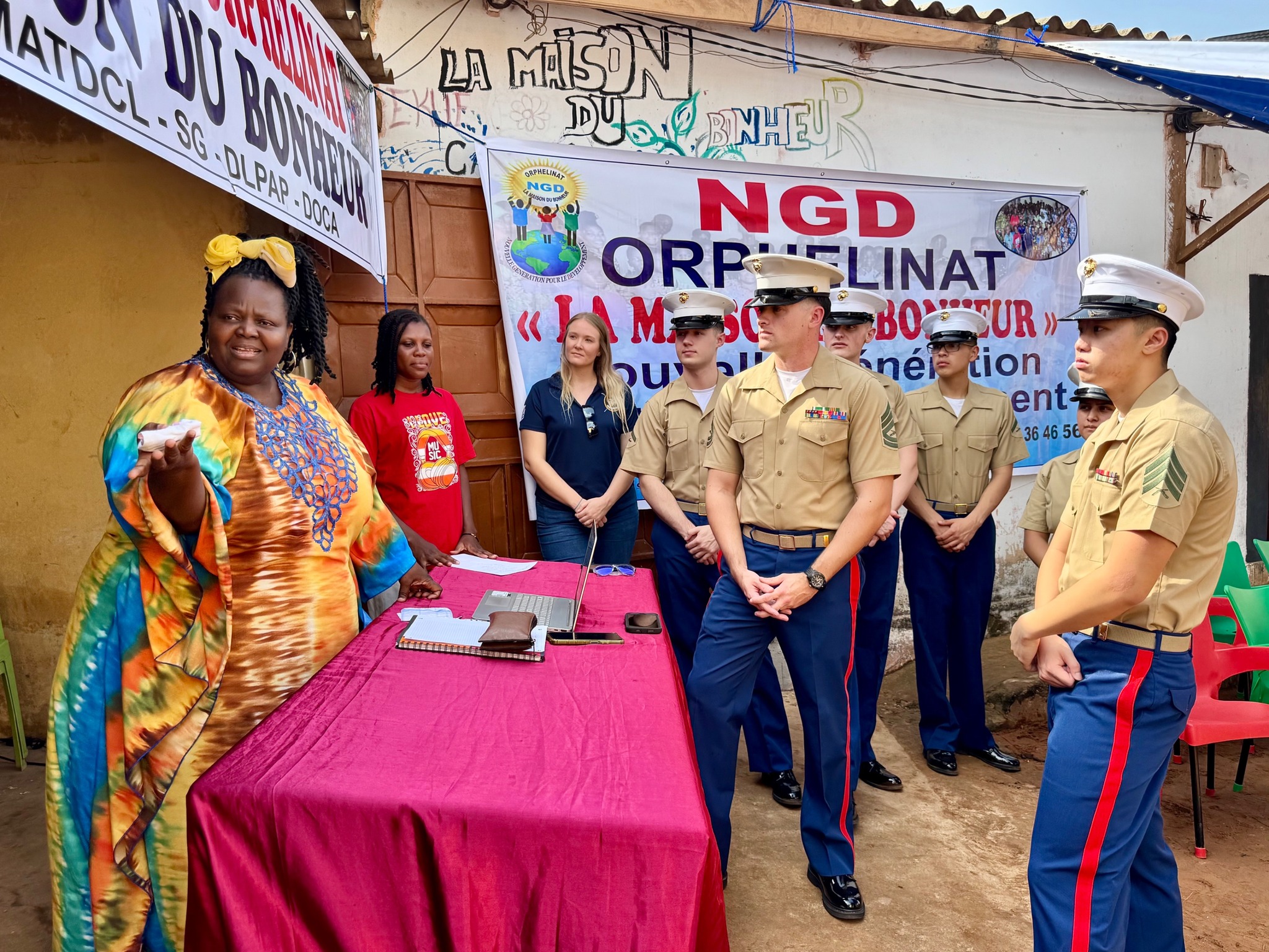 Noël solidaire à Lomé : les Marines de l'Ambassade des États-Unis offrent des cadeaux et de la joie aux 70 enfants de l'orphelinat La Maison du Bonheur à Agoè Daliko.