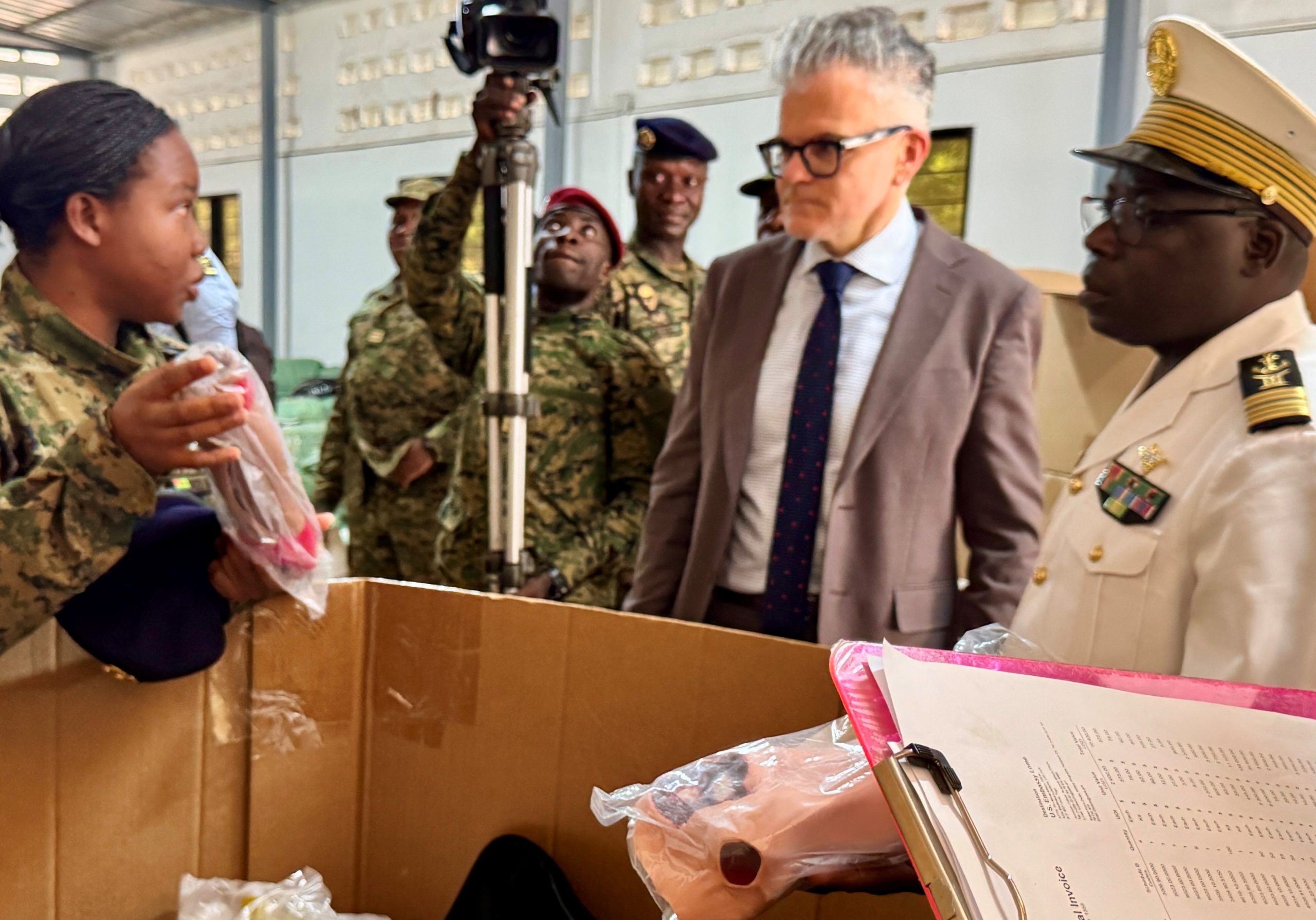 Renforcement militaire au Togo : les États-Unis livrent des équipements de pointe au CEOMP de Lomé. Retour sur 16 ans de coopération et 17 000 soldats formés pour le maintien de la paix et la sécurité internationale.