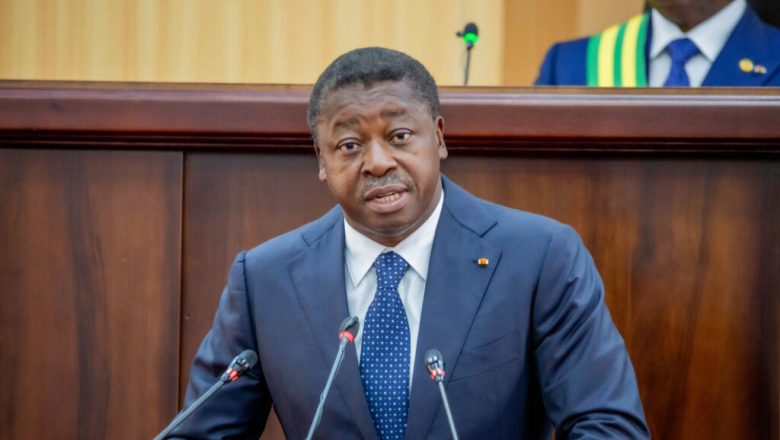 Analyse du premier discours sur l'état de la nation de Faure Gnassingbé sous la Ve République togolaise. Un appel à l'unité confronté au scepticisme de l'opposition et de la rue.