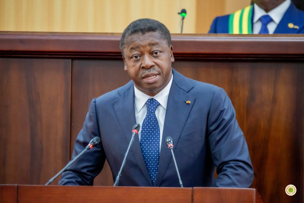 Analyse du premier discours sur l'état de la nation de Faure Gnassingbé sous la Ve République togolaise. Un appel à l'unité confronté au scepticisme de l'opposition et de la rue.