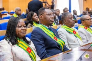 Analyse du premier discours sur l'état de la nation de Faure Gnassingbé sous la Ve République togolaise. Un appel à l'unité confronté au scepticisme de l'opposition et de la rue.