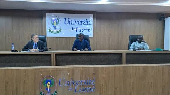 À l'Université de Lomé, l'Ambassadeur de l'UE, Gwilym Ceri Jones, prône un partenariat "d'égaux" avec l'Afrique. Un débat sans filtre sur la concurrence des puissances mondiales.