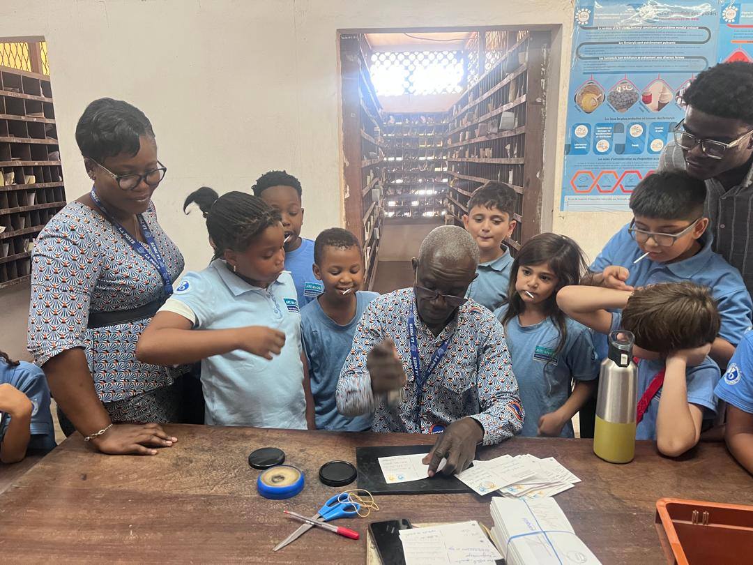Lomé : des élèves découvrent les coulisses du bureau de poste de Nyekonakpoè